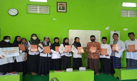 Relawan Rumah Zakat menyalurkan bantuan Al Quran dan Jilid Iqra untuk TPQ dan MDA Sabilunnajah yang berada di Desa Berdaya Cepiring, Kabupaten Kendal, Sabtu (22/1).