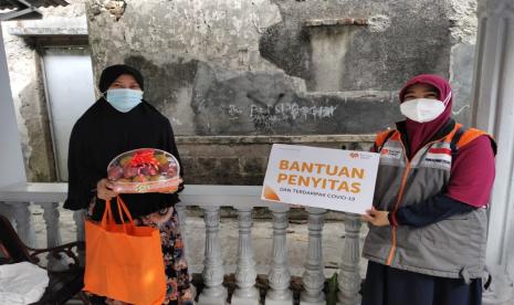 Relawan Rumah Zakat menyalurkan bantuan berupa vitamin, kue, masker, hand sanitizer, buah dan madu kepada 11 Penerima Manfaat.