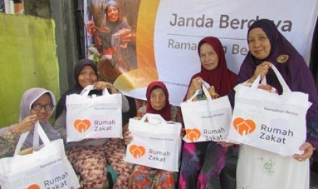 Relawan Rumah Zakat menyampaikan paket janda berdaya.