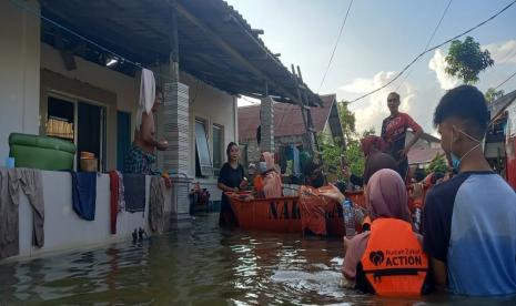 Relawan Rumah Zakat pada Rabu (20/10) menyalurkan 100 kaleng Superqurban untukpara korban banjir di Samarinda. Akibat banjir, setidaknya terdapat 939 kk terdampak dengan total 4039 jiwa.