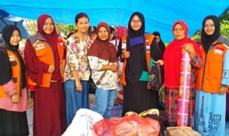 Relawan Rumah Zakat Pekanbaru mendistribusikan bantuan kepada korban Kebakaran di Kelurahan Meranti Pandak Kec. Rumbai Pesisir Kota Pekanbaru. 