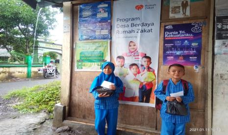 Relawan Rumah Zakat, Rin Astini menyalurkan 20 nasi kotak kepada yatim-piatu dan lansia yang berada di Desa Berdaya Kelurahan Gonjak, Jum’at (15/1).