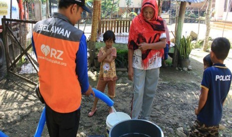 Relawan Rumah Zakat (RZ) menyalurkan 60 ribu air bersih ke lokasi korban gempa di Kabupaten Pidie Jaya, Aceh, Rabu (4/1).