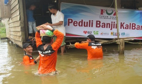 Relawan Rumah Zakat (RZ) Pontianak bersinergi dengan FOZ Kalbar menyalurkan bantuan Banjir di Desa Seluas, Kecamatan Seluas, Kabupaten Bengkayang.