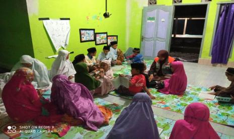 Relawan Rumah Zakat, Sanita Rosiani membersamai murid-murid TPQ pada Magrib mengaji.