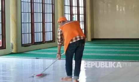 Relawan Rumah Zakat sedang membersihkan sejumlah masjid di Yogyakarta, Senin (2/4).