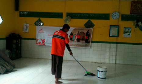 Relawan Rumah Zakat sedang membersihkan sejumlah masjid di Yogyakarta, Senin (2/4).