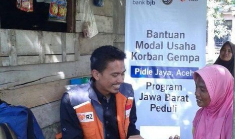 Relawan Rumah Zakat sedang menyalurkan bantuan modal kepada korban gempa di Kabupaten Pidie Jaya, Aceh, Rabu (19/4).