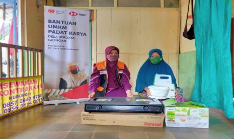 Relawan rumah Zakat, Sunarsih menyalurkan bantuan sarana usaha untuk Sulastri yang mempunyai usaha kue donat.