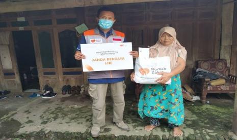 Relawan Rumah Zakat, Suwarji membagikan paket lebaran kepada sejumlah janda dan duafa dalam program Janda Berdaya (JB) di Desa Keyongan, Nogosari, Boyolali pada Senin (3/5).