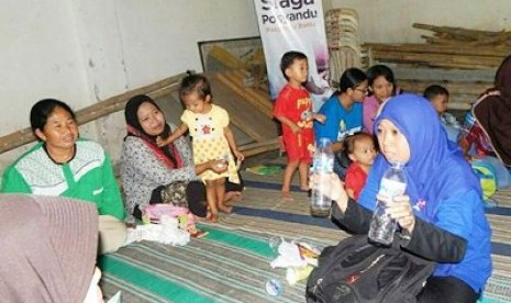 Relawan Rumah zakat tengah menyosialisasikan program Sedekah Sampah dan Bank Sampah kepada pengunjung Posyandu di Desa Bulupasar, Kecamatan Dandangan, Kota Kediri, belum lama ini. 