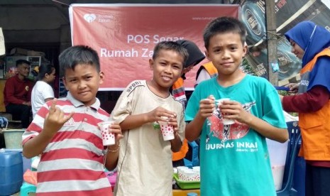 Relawan Rumah Zakat terus bersiaga di lokasi banjir Konawe. 