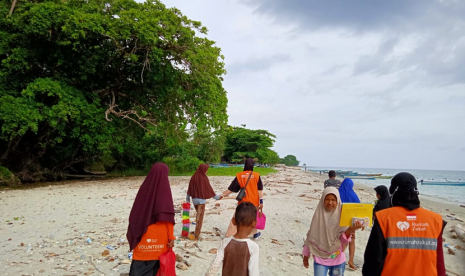 Relawan Rumah Zakat terus melakukan pendampingan kepada anak-anak korban gempa Ambon.