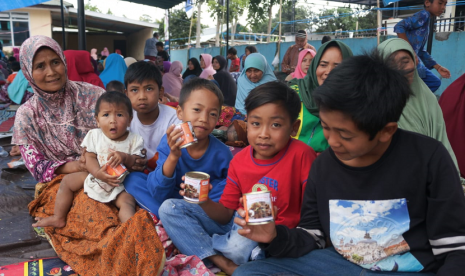 Relawan Rumah Zakat turut memberi bantuan kepada korban gempa Lombok, Ahad (29/7).