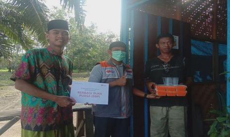 Relawan Rumah Zakat yaitu Basrul bersama Remaja Masjid Istiala bergerak door to door dalam kegiatan Berbagi Buka Puasa (BBP) yang diadakan di lingkungan Desa Berdaya Kepenuhan Barat Mulia. Sebanyak 100 nasi kotak siap saji disalurkan oleh relawan dan remaja masjid.