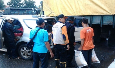 Relawan RZ bersama Wali Kota Bima, HM Quraish berkoordinasi tentang evakuasi dan distribusi bantuan.  