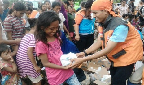 Relawan RZ membagikan kornet Superqurban dan bantuan logistik lainnya kepada korban banjir di Bima, NTB, belum lama ini.