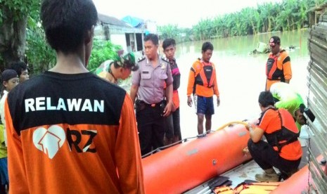  Relawan RZ (Rumah Zakat) menyalurkan bantun kornet Superqurban untuk korban bencana banjir (ilustrasi) 