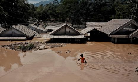 Relawan saat akan evakuasi korban terdampak banjir lahar dingin akibat erupsi Gunung Semeru di Dusun Kamar Kajang, Desa Sumberwuluh, Kecamatan Candipuro, Kabupaten Lumajang, Jawa Timur.