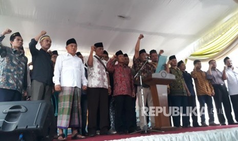 Relawan Sahabat Khofifah mendeklarasikan dukungan untuk Khofifah Indar Parawansa pada Pilgun Jatim 2018. Deklarasi dilakukan di Halaman Ponpes Amanatul Ummah, Siwalankerto, Surabaya, Ahad (12/11)