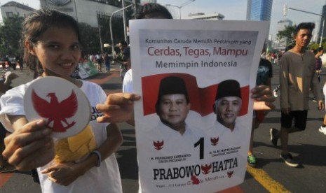 Relawan sahabat Prabowo menunjukan striker dan poster saat aksi di Bundaran HI, Jakarta, Ahad (8/6). 