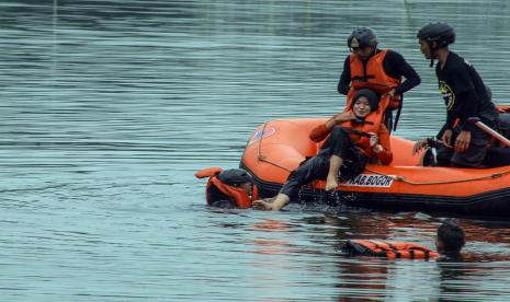 Relawan SAR gabungan Kabupaten Bogor mengikuti simulasi penyelamatan dan pertolongan di air di Situ Gunung Putri, Kabupaten Bogor, Jawa Barat, Sabtu (21/8/2021). Simulasi tersebut untuk meningkatkan kesiapsiagaan dan kemampuan menghadapi bencana. 