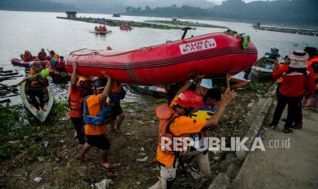 Relawan SAR Gabungan mengangkat perahu dayung di Waduk Jatiluhur, Purwakarta, Jawa Barat