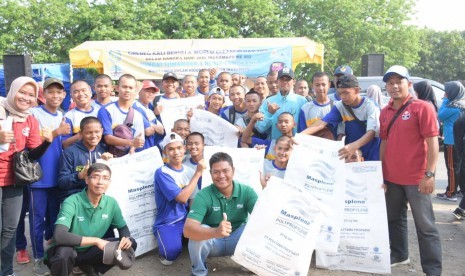 Relawan siap terjun ke Sungai Prajagumiwang untuk membersihkan sampah dalam acara 'grebek kali beraih', Ahad (22/9).