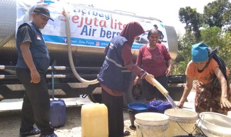 Relawan Sigab Solopeduli mengirim bantuan air bersih dengan total 56 ribu liter untuk tiga kecamatan di Kabupaten Sragen, Jawa Tengah, Rabu (28/8).