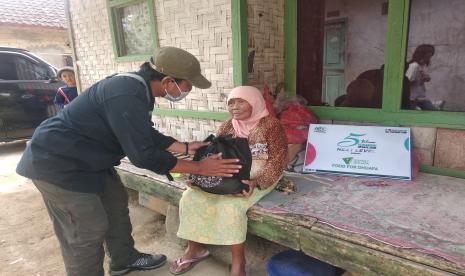 Relawan Sukabumi Update bersama Dompet Dhuafa mendistribusikan program Food For Dhuafa sebanyak 50 paket sembako ke wilayah Sukabumi Selatan, Jumat (23/7).