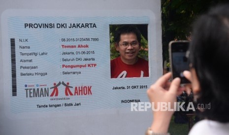 Relawan Teman Ahok berfoto di Sekretariat Teman Ahok, Jakarta, Ahad (19/6).