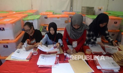 Relawan Teman Ahok memeriksa berkas data KTP dukungan warga Jakarta kepada bakal calon Gubernur DKI Jakarta Basuki Tjahaja Purnama di Sekretariat Teman Ahok, Jakarta, Ahad (19/6).