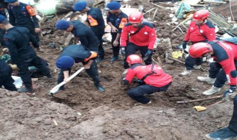 Relawan Tim Reaksi Cepat (TRC) yang dikirim PT Semen Padang ke lokasi bencana gempa bumi di Kabupaten Cianjur, Jawa Barat, langsung bergerak cepat dengan melakukan pencarian terhadap korban gempa yang masih dilaporkan hilang, Rabu (23/11/2022).