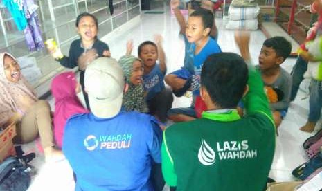 Relawan wahdah Islamiyah menggelar kegiatan psikososial bagi anak-anak korban gempa di Palu, Sulteng.