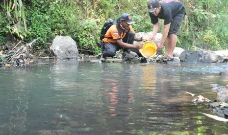  Relawan Wild Water Indonesia (WWI) Semarang bersama warga melepaskan bibit ikan tawes dan melem di aliran Sungai Ringin.