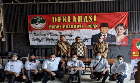 Relawan yang menamakan diri Poros Prabowo-Puan mendeklarasikan diri untuk mengusung Prabowo Subianto-Puan Maharani pada Pilpres 2024 di kawasan Matraman, Jakarta, Rabu (3/11).