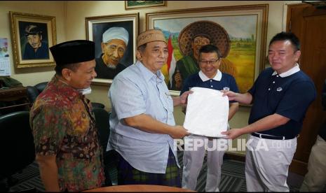 Relawan Yayasan Buddha Tzu Chi Indonesia mendistribusikan masker dan alat kesehatan lain sebagai upaya pencegahan penyebaran COVID019.(Tzu Chi)