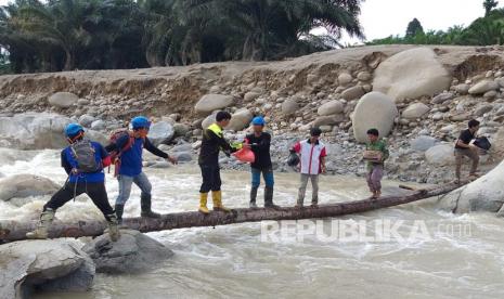 Relawan Yayasan BUMN mendistribusikan langsung sembako daerah-daerah terdampak banjir bandang yang belum terjangkau oleh POSKO induk. Salah satunya adalah Desa Petambua, 7km dari Masamba arah Palopo.