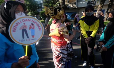 Relawan Yayasan Kepedulian Untuk Anak (Kakak) memberikan sosialisasi dan edukasi untuk warga pada aksi bertajuk Jo Kawin Bocah, Stop Kekerasan dan Eksploitasi Seksual saat pelaksanaan Hari Bebas Kendaraan Bermotor atau Car Free Day (CFD) Solo, Jawa Tengah, Ahad (24/7/2022). Aksi tersebut digelar untuk memperingati Hari Anak Nasional.