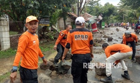 Relawan yg ikut evakuasi di pantai carita , tanjung lesung dan kalianda lampung selatan