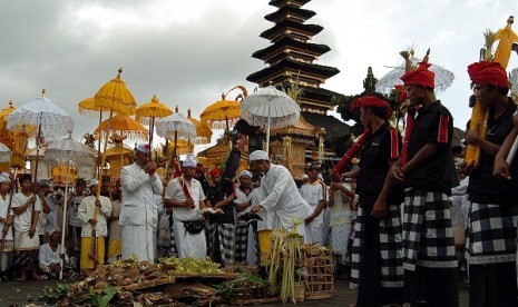 Religious ceremony is held at a temple in Bali, Indonesia. Twenty adventurers from Germany now proceeds to Bali after held temporary by Indonesian police in Garut, West Java. (illustration) 