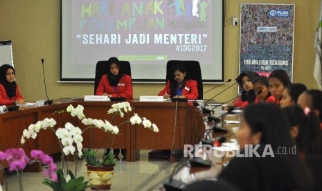 Remaja asal Sumatra Utara Ayu Juwita (kedua kanan) memerankan sebagai Menteri Pemberdayaan Perempuan dan Perlindungan Anak Yohana Yambesi saat rapat pimpinan pada program 