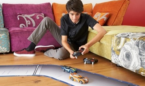 Remaja bermain hot wheels AI