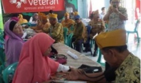 Remaja Islam Sunda Kelapa (RISKA) dan Sahabat Veteran yang kemudian mengadakan santunan veteran, di Kodamar Jakarta, Ahad (20/7).