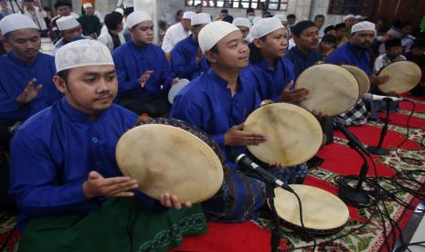 Remaja masjid bermain rebana mengiringi pembacaan risalah Maulid saat peringatan Maulid Nabi Muhammad SAW di Masjid Muyassarin, Kebayoran Lama, Jakarta, Sabtu (8/10/2022). Peringatan Maulid diisi dengan tausiyah, pembacaan risalah Maulid dan membagikan makanan kepada jamaah. 