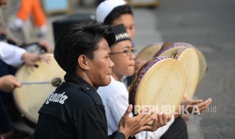 Remaja Masjid Majelis Silaturahim melakukan penggalangan dana dengan rebana saat hari bebas kendaraan bermotor di Jalan MH Thamrin, Jakarta, Ahad (6/11). 