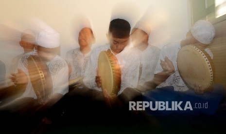 Remaja masjid memainkan musik marawis saat acara peringatan Maulid Nabi Muhammad SAW di masjid Fajar Baitullah, Perumahan LIPI Citayam,Rawapanjang, Bojonggede, Kabupaten Bogor.