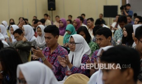 NU dan Muhammadiyah menggaet para milenial melalui media sosial. Ilustrasi milenial