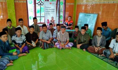 Remaja mushola di Rumah Quran Desa Berdaya Manyar saat mengikuti kajian pekanan yang dibina Fasilitator Desa Berdaya Rumah Zakat, Senin (25/9).