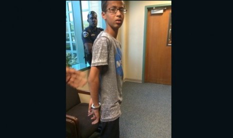 Remaja Muslim asal Texas Ahmed Mohamed diborgol saat diinterogasi polisi.